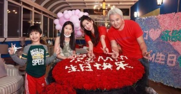 三位女星过50岁生日，对比其他两位，张庭的生日派对真浮夸