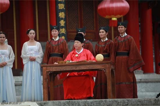 《极限挑战》第七期玩穿越 黄渤化身“颜朝”国师