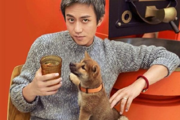 明星素养瞬间：林志玲弯膝对话，宋茜捡碎屑，还有邓超的绅士手