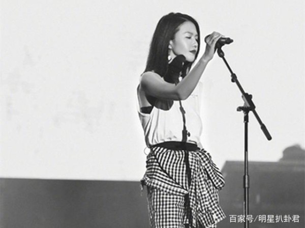 跨界歌王：嘉宾一同出场，谭维维下意识的一个动作，暴露个人修养