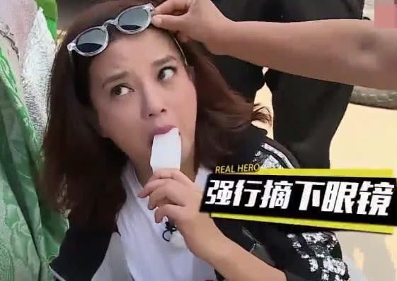 赵薇在路边买西瓜，被卖瓜大姐强行摘掉墨镜，细节暴露个人修养