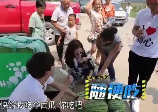 赵薇在路边买西瓜，被卖瓜大姐强行摘掉墨镜，细节暴露个人修养