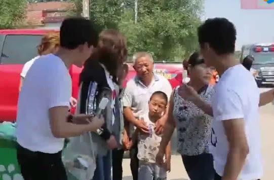 赵薇在路边买西瓜，被卖瓜大姐强行摘掉墨镜，细节暴露个人修养