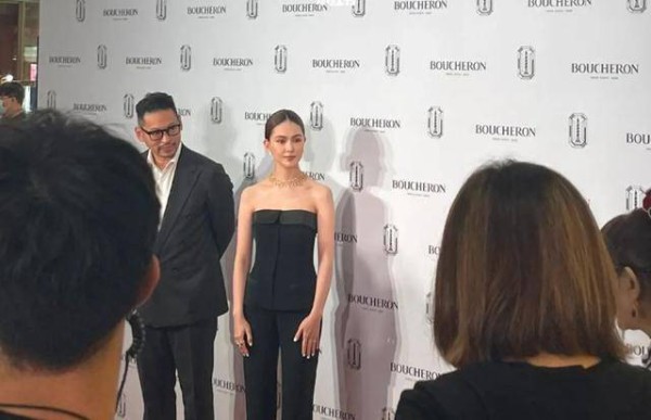 昆凌和<a style='color:#f10404;' href='https://www.mingxing.cc/tags-783.html ' target='_blank'>周杰伦</a>在墨尔本被偶遇<strong></p> <p><a style='color:#f10404;' href='https://www.mingxing.cc/tags-783.html ' target='_blank'>周杰伦</a></strong>，素颜像学生，<a style='color:#f10404;' href='https://www.mingxing.cc/tags-783.html ' target='_blank'>周杰伦</a>捂嘴和店员交谈