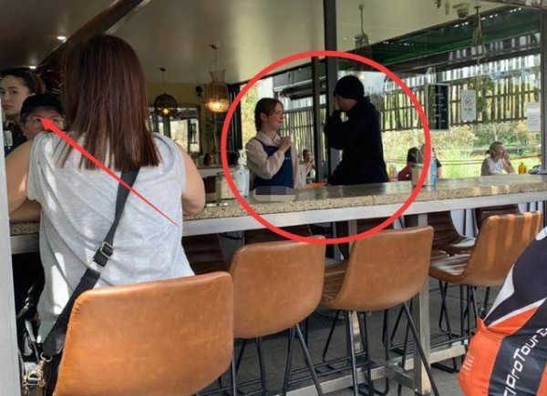昆凌和周杰伦在墨尔本被偶遇，素颜像学生，周杰伦捂嘴和店员交谈