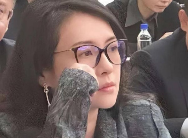 章子怡参加文联会议！衣服鞋子都是大牌，带两部手机大钻戒抢镜