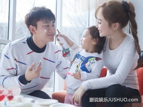 贾乃亮谈秀恩爱 与李小璐甜馨在家相处很逗比