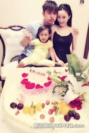 贾乃亮谈秀恩爱 与李小璐甜馨在家相处很逗比