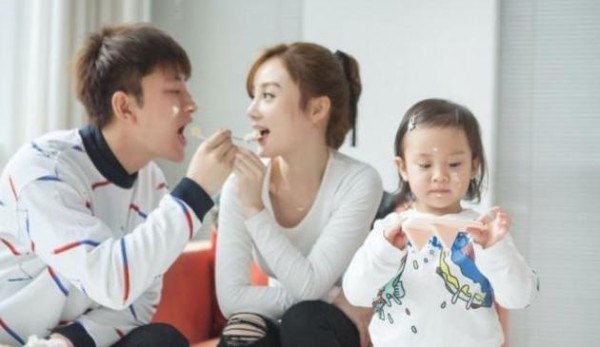 ?贾乃亮谈及童年：没有多陪陪父母十分自责，多亏李小璐带孩子！