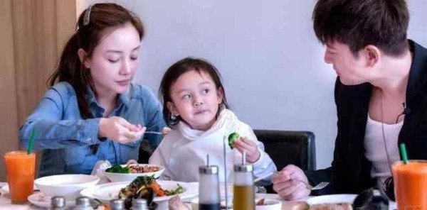 李小璐被曝求贾乃亮复合？原因竟因甜馨，原生家庭对明星也重要！
