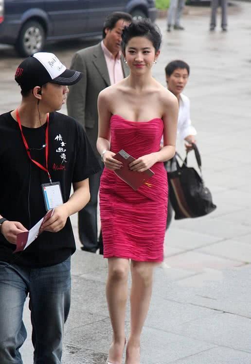 刘亦菲穿花裙子，却越看越有气质网友：土到极致就是潮？