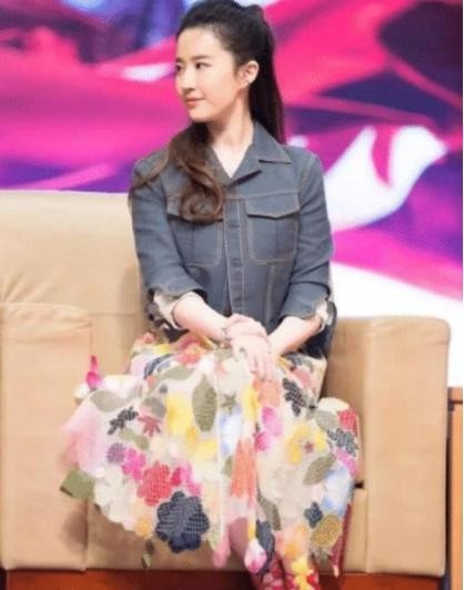 刘亦菲穿花裙子，却越看越有气质网友：土到极致就是潮？