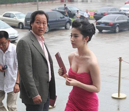刘亦菲穿花裙子，却越看越有气质网友：土到极致就是潮？