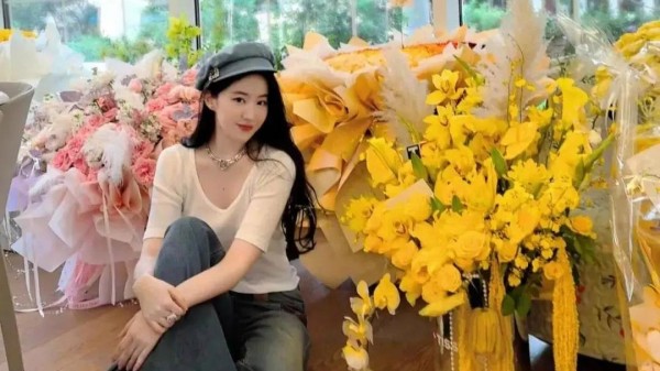 刘亦菲简约穿搭也很美，完美身材超吸睛