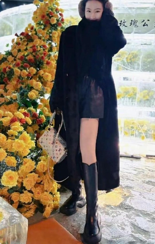 论保养只服刘亦菲65岁妈妈，母女同框似姐妹，一个比一个有风韵