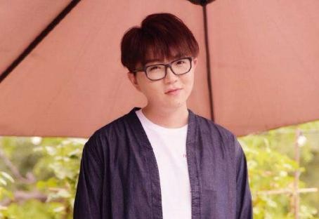 不是专业出身，4位医学生半路转行做歌手，他成公司音乐总监