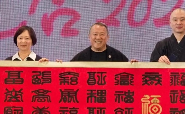 72岁曾志伟生日宴曝光，港星齐聚，儿女罕见同框