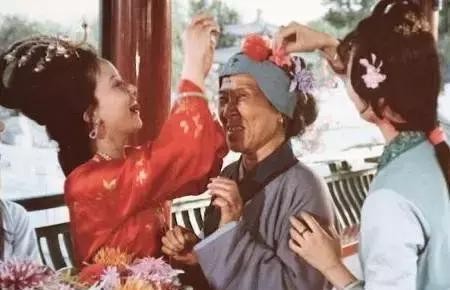 五岁出道, 出国留学成剑桥硕士, 29岁因车祸去世