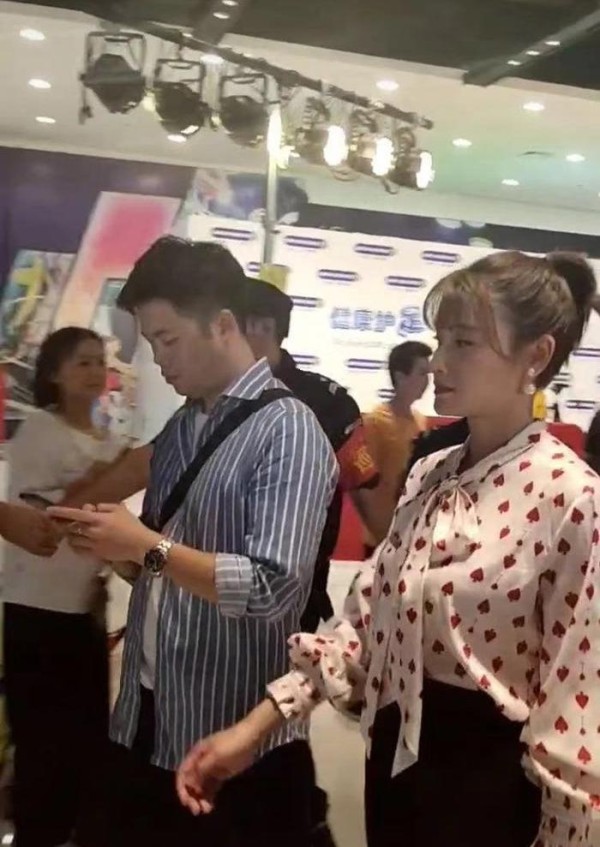又一位选秀出道女明星凉凉，出行保安比粉丝还多