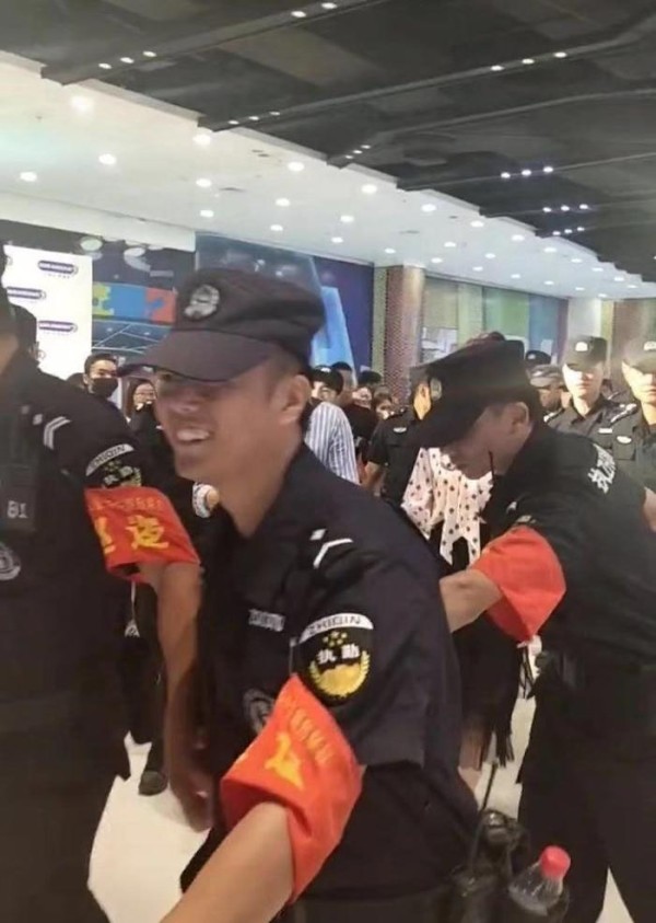 又一位选秀出道女明星凉凉，出行保安比粉丝还多