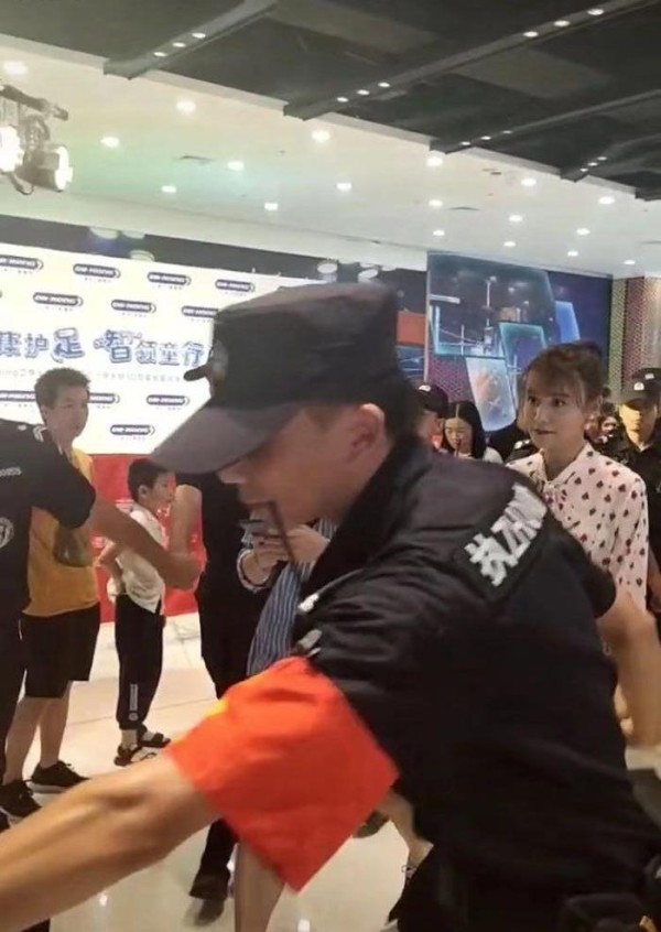 又一位选秀出道女明星凉凉，出行保安比粉丝还多