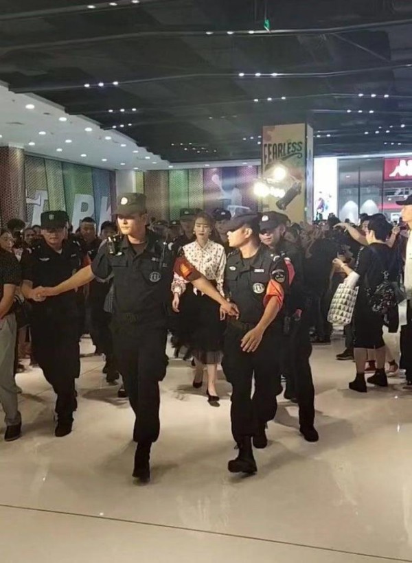 又一位选秀出道女明星凉凉，出行保安比粉丝还多