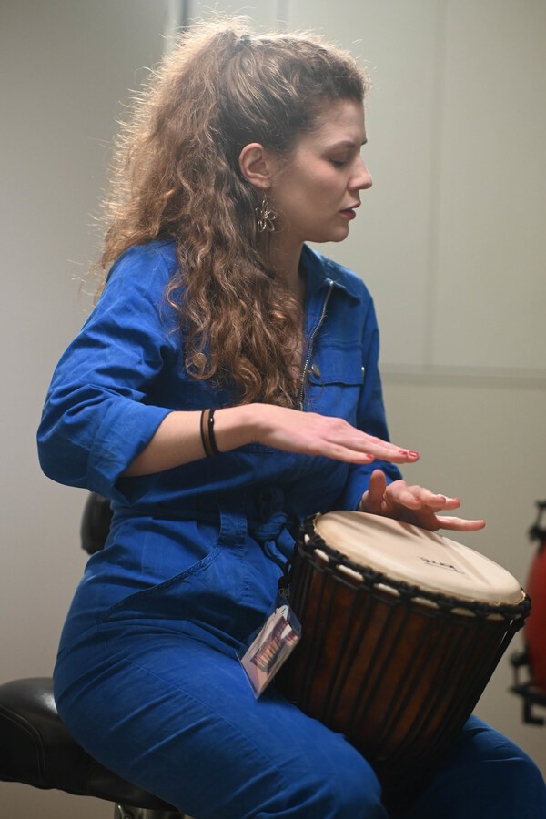 Aleksandra Šuklar 汉斯·季默巡演御用艺术家 多元打击乐演奏家 摄影：谭博