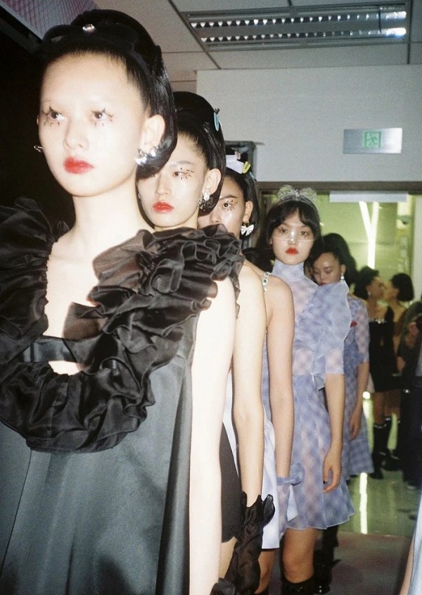 SHUSHU/TONG SS21大秀后台。图片来源：SHUSHU/TONG