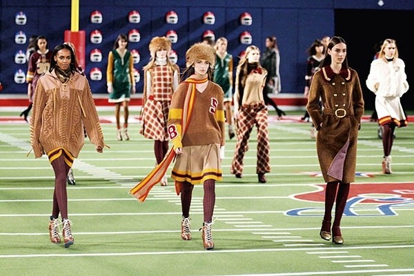 Tommy Hilfiger 把2015 秋冬发布会现场变成了足球场