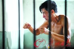 张家辉剧照显示健身成果练成李小龙式钢条身材