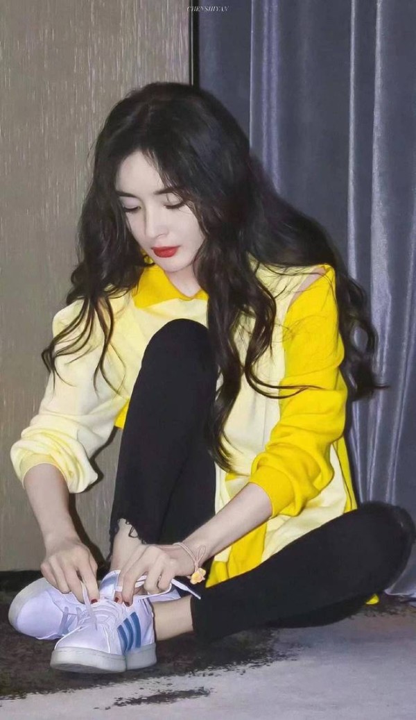 杨幂机场照新宠，众明星夏季潮流穿搭，BM风秀出大长腿和小蛮腰
