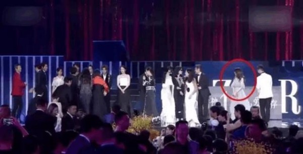 张韶涵亮相慈善夜，站C位有资格？反观杨幂太尴尬了
