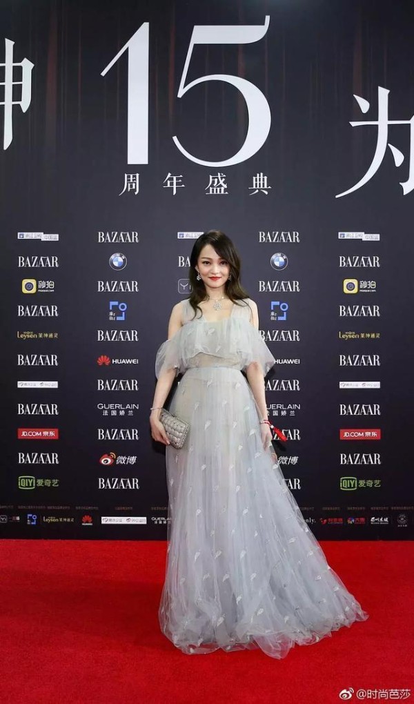 张韶涵亮相慈善夜，站C位有资格？反观杨幂太尴尬了