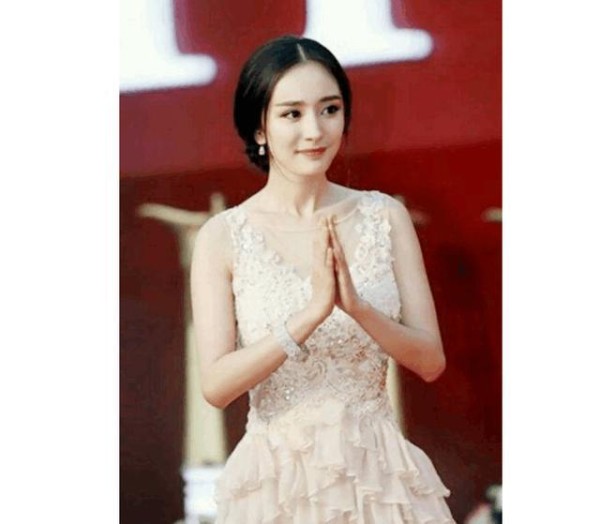张韶涵亮相慈善夜，站C位有资格？反观杨幂太尴尬了