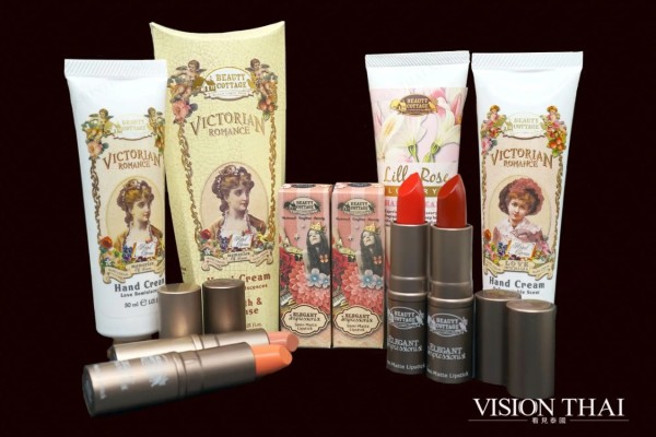 Beauty Cottage是很火的泰国彩妆品牌,包装华丽復古。