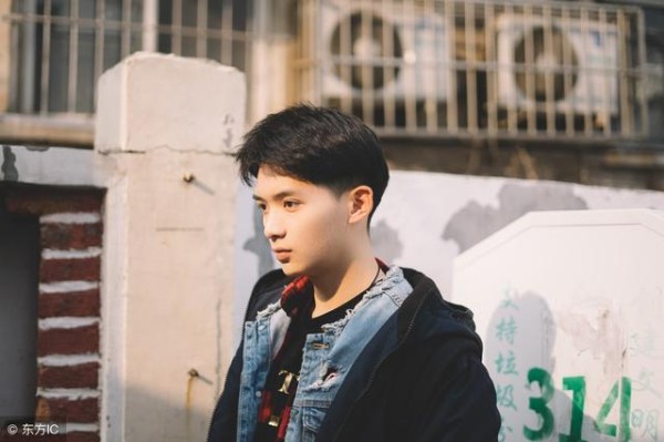 小说：女明星经纪人去参加选秀比赛，虽身有残疾，仍获出道机会