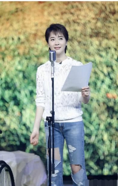 她是个倍受争议的女明星，虽非科班出身，实力却不容小觑