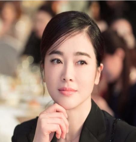 她是个倍受争议的女明星，虽非科班出身，实力却不容小觑