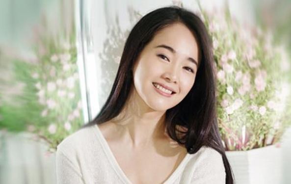 她是个倍受争议的女明星，虽非科班出身，实力却不容小觑