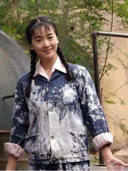 她是个倍受争议的女明星，虽非科班出身，实力却不容小觑