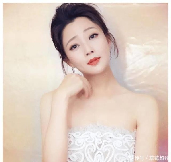 她是大满贯影后，因绯闻无戏可拍，和张译合作再度翻红，如今单身惹人怜