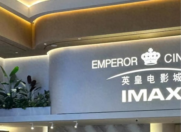 成龙孤单现身，谢霆锋崛起背后，香港娱乐圈的“新旧交替”之痛