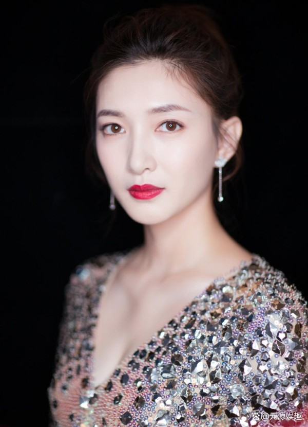 江疏影：从爱情挫折中崛起的娱乐圈女神