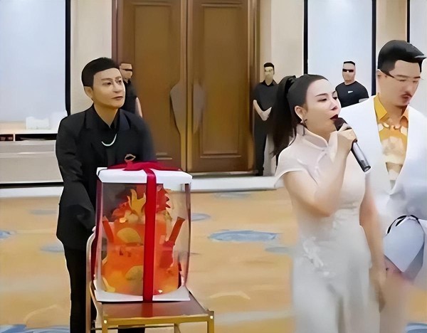 陈志朋参加网红生日宴，跟在身后推蛋糕，这很掉价吗？
