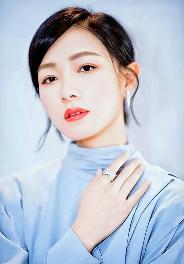 <a style='color:#f10404;' href='https://www.mingxing.cc/tags-5151.html ' target='_blank'>万茜</a>为什么这么火？