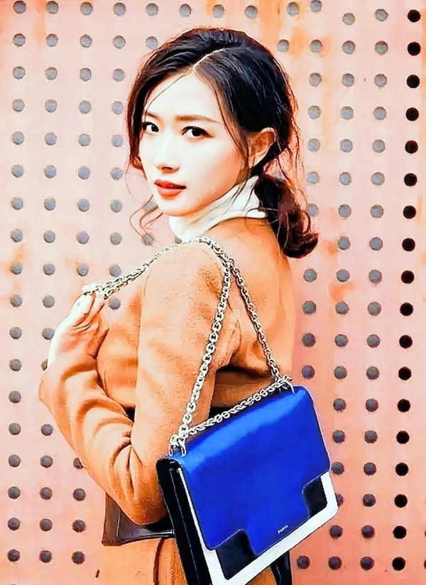 <a style='color:#f10404;' href='https://www.mingxing.cc/tags-5151.html ' target='_blank'>万茜</a>为什么这么火？