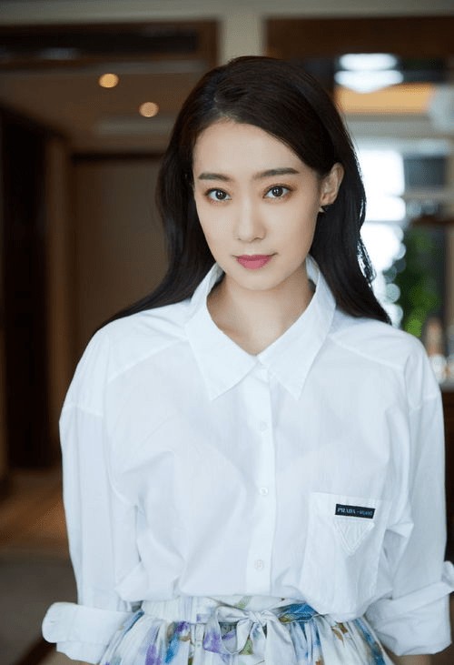 <a style='color:#f10404;' href='https://www.mingxing.cc/tags-3316.html ' target='_blank'>张小斐</a>探班<a style='color:#f10404;' href='https://www.mingxing.cc/tags-274.html ' target='_blank'>杨幂</a>，<a style='color:#f10404;' href='https://www.mingxing.cc/tags-274.html ' target='_blank'>杨幂</a>再次被吐槽谁红跟谁玩，难道<a style='color:#f10404;' href='https://www.mingxing.cc/tags-274.html ' target='_blank'>杨幂</a>是这样的人