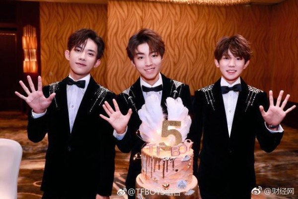 TFBOYS粉丝围堵<a target=