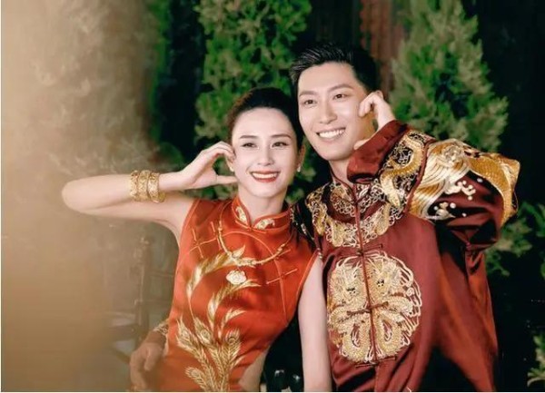 何超莲窦骁巴厘岛大婚，酒店房间最贵6万，双方家长到场见证幸福
