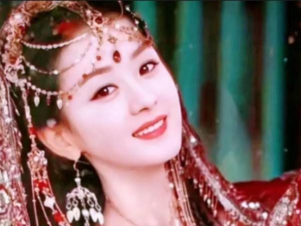 赵丽颖为什么被女星孤立 赵丽颖被圈内人排挤什么原因
